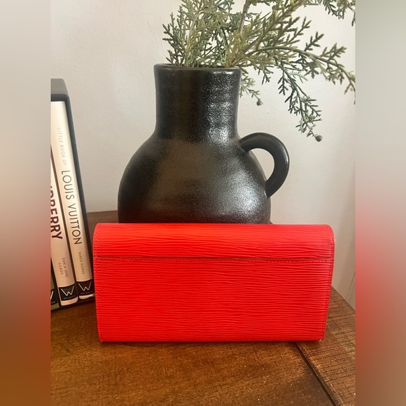 Louis Vuitton Sarah Epi Wallet (with COA) - Picture 3 of 14